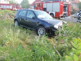 Volkswagen uderzył w drzewo i przewrócił się na bok