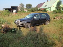 Volkswagen uderzył w drzewo i przewrócił się na bok