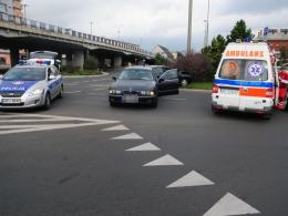 Zderzenie na rondzie - dwa rozbite auta i mandat