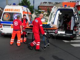 Zderzenie na rondzie - dwa rozbite auta i mandat
