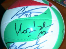 Fani sportu mogą też wylicytować piłkę z podpisami zawodników Skry Bełchatów.