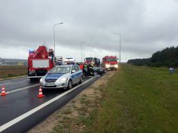 Kierowca audi zawracał na obwodnicy, zderzył się z ciężarówką