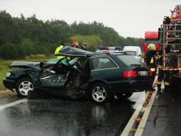 Kierowca audi zawracał na obwodnicy, zderzył się z ciężarówką