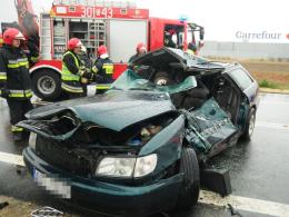 Kierowca audi zawracał na obwodnicy, zderzył się z ciężarówką