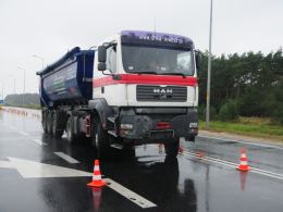 Kierowca audi zawracał na obwodnicy, zderzył się z ciężarówką