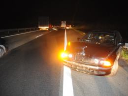 Nocny wypadek na autostradzie: fiat dachował po zderzeniu z BMW