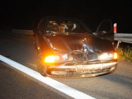 Nocny wypadek na autostradzie: fiat dachował po zderzeniu z BMW