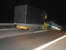 Nocny wypadek na autostradzie: fiat dachował po zderzeniu z BMW