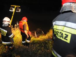 Strażacy wyciągnęli z Odry samochód. W pobliżu odkryto zwłoki mężczyzny