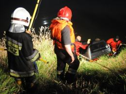 Strażacy wyciągnęli z Odry samochód. W pobliżu odkryto zwłoki mężczyzny
