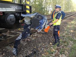Pijany kierowca ominął zamknięte zapory i wjechał prosto pod pociąg