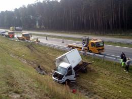 Kierowca samochodu dostawczego rozbił auto na autostradzie