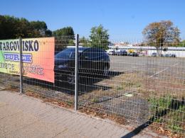 Miał być hotel - był parking, a jest targowisko