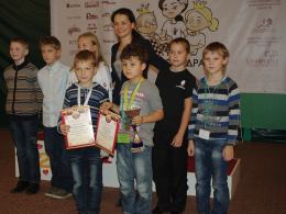 Oskar Ogłaza (z pucharem) na zdjęciu z Aleksandrą Kosteniuk - rosyjską szachową mistrzynią świata w latach 2008-2010.