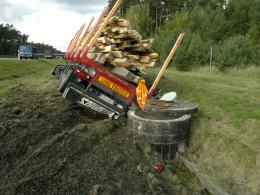 Ciężarówka z drewnem przewróciła się na autostradzie