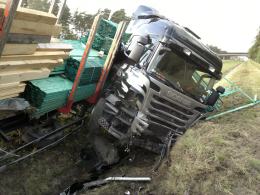Ciężarówka z drewnem przewróciła się na autostradzie
