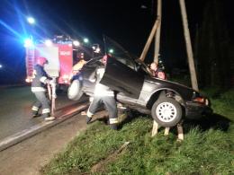 18-letni kierowca BMW wjechał w latarnię. Dwie osoby są ranne