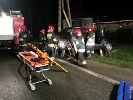 18-letni kierowca BMW wjechał w latarnię. Dwie osoby są ranne