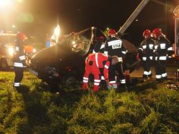 18-letni kierowca BMW wjechał w latarnię. Dwie osoby są ranne