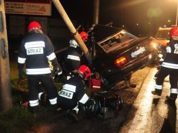 18-letni kierowca BMW wjechał w latarnię. Dwie osoby są ranne