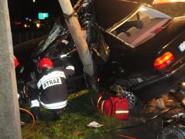 18-letni kierowca BMW wjechał w latarnię. Dwie osoby są ranne