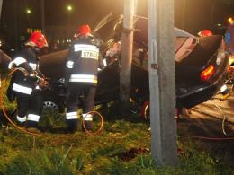 18-letni kierowca BMW wjechał w latarnię. Dwie osoby są ranne