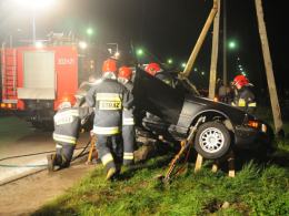 18-letni kierowca BMW wjechał w latarnię. Dwie osoby są ranne