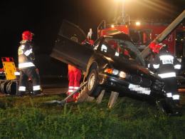 18-letni kierowca BMW wjechał w latarnię. Dwie osoby są ranne