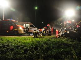 18-letni kierowca BMW wjechał w latarnię. Dwie osoby są ranne