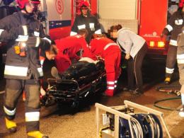 18-letni kierowca BMW wjechał w latarnię. Dwie osoby są ranne