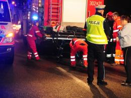 18-letni kierowca BMW wjechał w latarnię. Dwie osoby są ranne