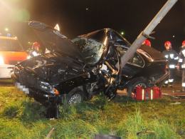 18-letni kierowca BMW wjechał w latarnię. Dwie osoby są ranne