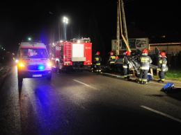 18-letni kierowca BMW wjechał w latarnię. Dwie osoby są ranne