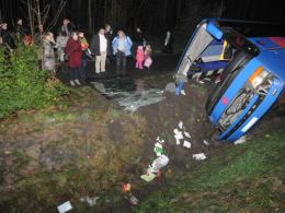 Kierowca autobusu zasnął za kierownicą. 15 osób rannych.