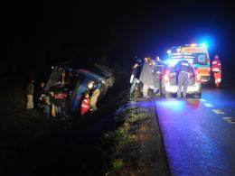 Kierowca autobusu zasnął za kierownicą. 15 osób rannych.