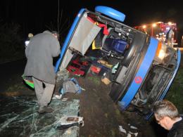 Kierowca autobusu zasnął za kierownicą. 15 osób rannych.