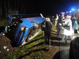 Kierowca autobusu zasnął za kierownicą. 15 osób rannych.