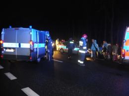Kierowca autobusu zasnął za kierownicą. 15 osób rannych.
