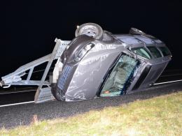 Samochód ciągnący przyczepę dachował na autostradzie