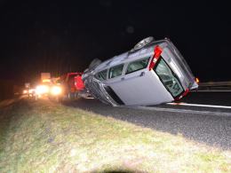 Samochód ciągnący przyczepę dachował na autostradzie