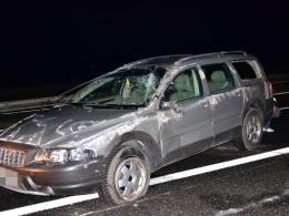 Samochód ciągnący przyczepę dachował na autostradzie