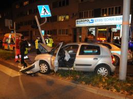 Kobieta doprowadziła do zderzenia, po czym wjechała w sygnalizator