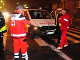 Kierowca karetki jadącej na sygnale doprowadził do zderzenia