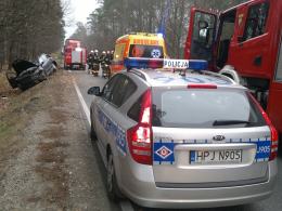 Kierowca ciężarówki zepchnął auto do rowu i uciekł z miejsca zdarzenia