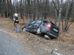 Kierowca ciężarówki zepchnął auto do rowu i uciekł z miejsca zdarzenia