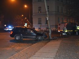 Pijany kierowca wjechał jeep'em w latarnię