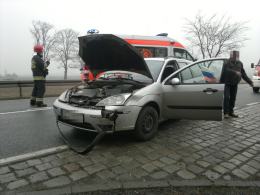Po zderzeniu volkswagen zawisnął na barierze energochłonnej
