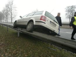Po zderzeniu volkswagen zawisnął na barierze energochłonnej