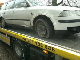Po zderzeniu volkswagen zawisnął na barierze energochłonnej