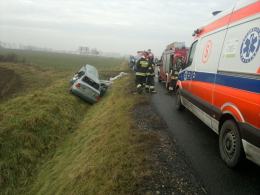 Kierowca forda zasnął za kółkiem, jego auto dachowało